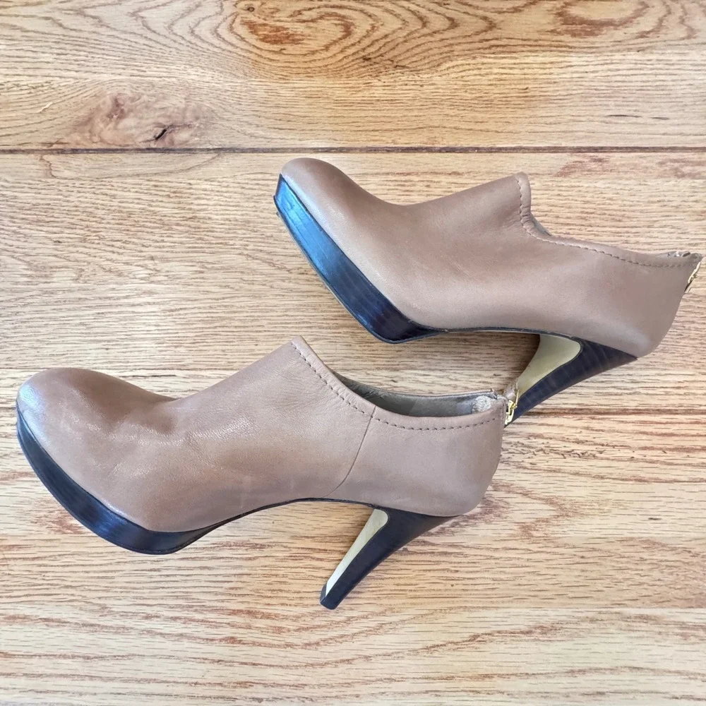 Franco Sarto The Artists Collection Taupe Leather Ankle Booties Size 7 Heel Zip